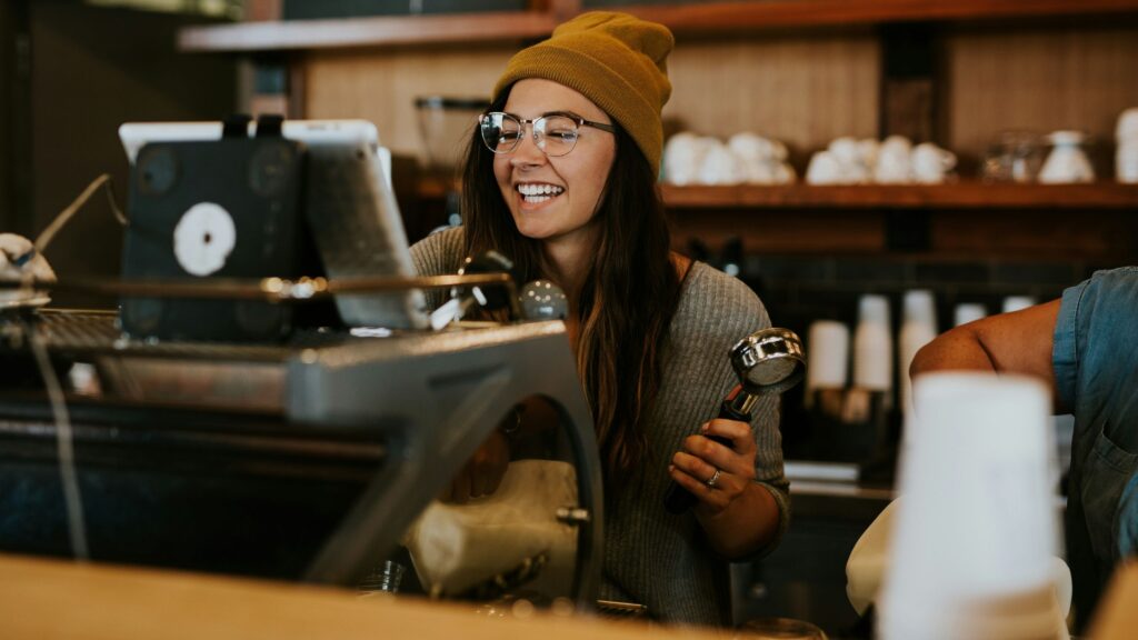 Compostable coffee cup with custom design for cafés